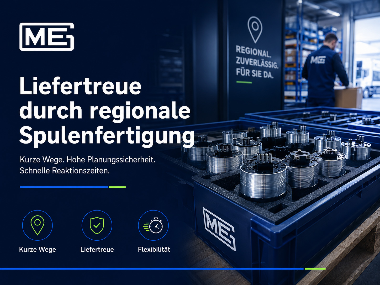 Auf einem Tisch in einer Fabrik steht ein Tablett mit Industriespulen. Im Hintergrund steht ein Arbeiter in blauer Uniform. Der Text neben dem Tablett hebt die zuverlässige regionale Spulenproduktion sowie Vorteile wie kurze Transportwege, Flexibilität und Liefertreue hervor.