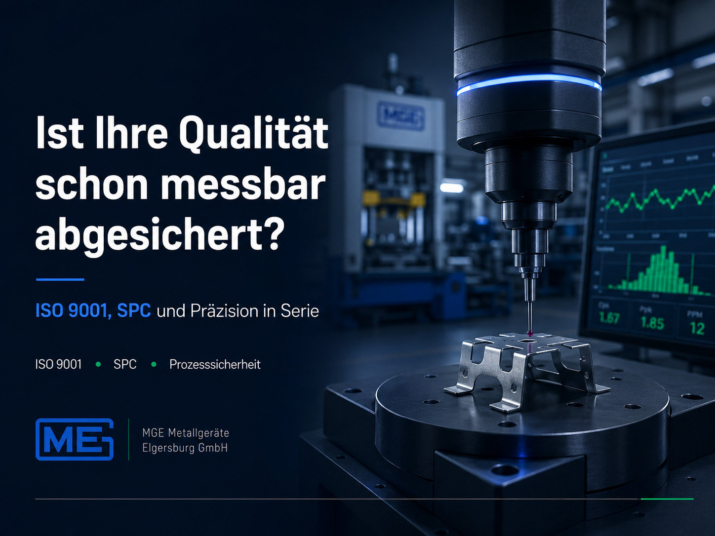 Ein Roboterarm prüft ein Metallbauteil in einer Hightech-Fabrik. Im deutschen Text wird gefragt, ob die Qualität bereits messbar gesichert ist. ISO 9001, SPC und Prozesssicherheit werden hervorgehoben. Das Logo der MGE Metallgeräte Elgersburg GmbH ist zu sehen.