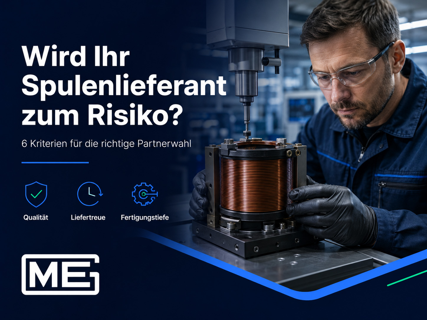 Ein Mann mit Schutzbrille bedient in einer Werkstatt eine Maschine, die eine Kupferspule bearbeitet. Der Text in deutscher Sprache behandelt die Risiken bei Spulenlieferanten und die Kriterien für die Auswahl von Partnern, ergänzt durch Symbole für Qualität, Liefertreue und Fertigungstiefe.