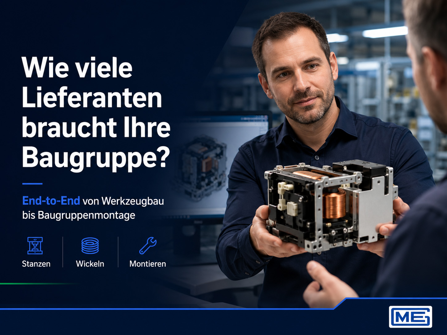 Ein Mann im Anzug zeigt einer anderen Person in einer Fabrikumgebung ein Industriebauteil. Der deutsche Text lautet: Wie viele Lieferanten benötigt Ihre Baugruppe? End-to-End vom Werkzeugbau bis zur Baugruppenmontage.